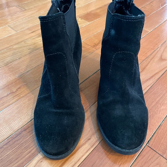 GENTLY USED ANKLE BOOTS - Picture 3 of 3